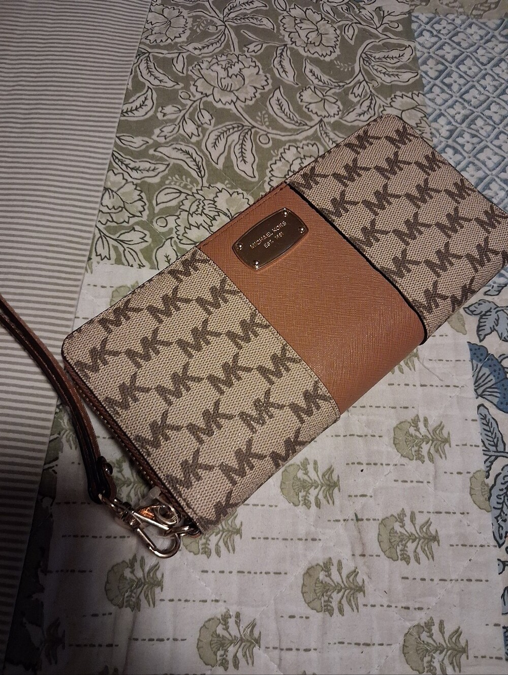 MICHAEL KORS MK FULL ZIP WALLET / WRISTLET